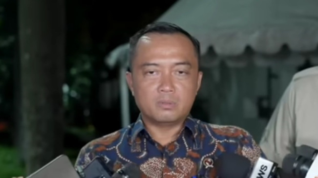 Menteri Sekretaris Negara (Mensesneg) Prasetyo Hadi di kediaman Presiden Prabowo Subianto, Minggu (12/10/2025) malam. [int]